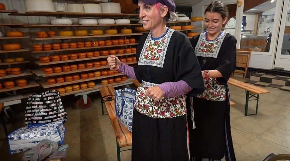 Volendam: Traditional Costume Photo with Cheese & Clog Tour - A Quick 1-Hour Plan at Simonehoeve (Katwoude/Volendam)
