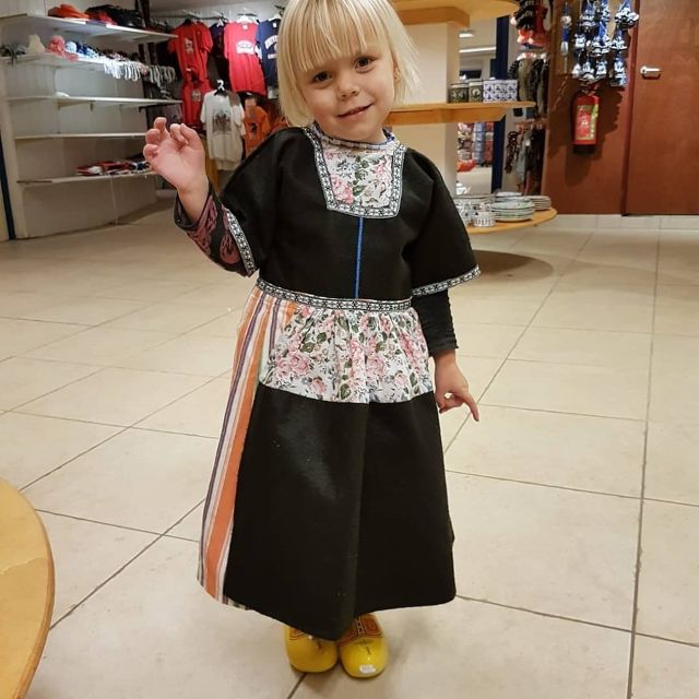 Volendam: Traditional Costume Photo with Cheese & Clog Tour - What You’ll Find in the Shop: Stroopwafel, Fruit Wine, and More