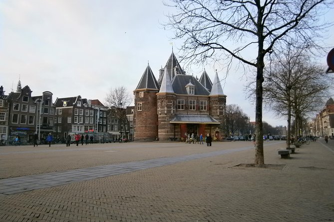 Walking tour of 2 hours of the highlights of Amsterdam - Stop 4 at Begijnhof: the quiet courtyard inside the city’s noise